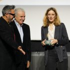 Entrega de la Espiga de Honor a la cineasta francesa Mia Hansen-Løve, en el escenario del Teatro Calderón.