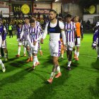 Los jugadores blanquivioleta abandonan cabizbajos La Florida, con Javi Sánchez sin camiseta.