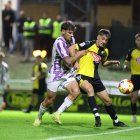 Delgado lucha por el balón con un rival del Portugalete.