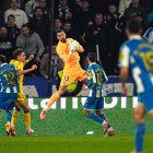 Guilherme ataja un balón en la reciente visita al Deportivo, el pasado octubre.