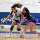 Naroa bota el balón ante la oposición de una rival del equipo asturiano.