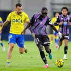 Amath es agarrado por Tabatadze cuando se dispone a tirar a puerta.