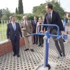El consejero de la Presidencia, Luis Miguel González Gago, visita el nuevo parque para la realización de actividad física al aire libre realizado en Medina del Campo con