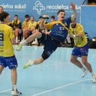 Pablo Herrero, en uno de sus goles ante el Tubos Aranda en la última jornada Asobal.