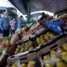 Mercado de fruta y hortalizas de la Plaza España en Valladolid.