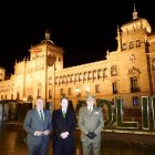 Jesús Julio Carnero, Jaime Alfonsín, y  el general Amador Enseñat y Berea, inauguran la nueva iluminación de la Academia de Caballería.