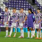 Los jugadores blanquivioleta acuden al Fondo Norte al final del partido, tras una nueva derrota en casa.