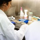 Una alumna de la Universidad de León en un laboratorio.