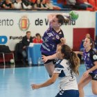 Naroa Baquedano lanza a portería ante Granollers en Huerta del Rey.