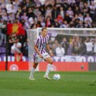 Lachuer conduce el balón en un partido en Zorrilla.