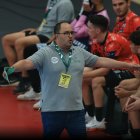 Dani Gordo, dirigiendo al Ademar de León.