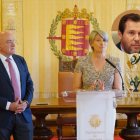 Carnero junto a Hélène Valenzuela y en miniatura, Óscar Puente