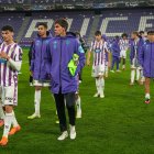 Los jugadores blanquivioleta se retiran afligidos al final del encuentro tras perder el trofeo.