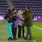 Guillermo Almada abrazándose con Bruno Mazziotti.