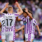 Peter Federico y Stipe Biuk celebran el gol del dominicano en Zorrilla.