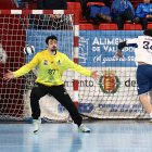 El portero del Recoletas Juan Bar detiene un lanzamiento a l jugador del Granollers Franco.