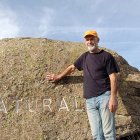 Carlos de Gredos con una de las obras de Cerro Gallinero.