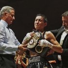 Isa Rivero, con lágrimas en los ojos, muestra el cinturón de campeona del Mundo del peso átomo.