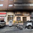 Moto y coches calcinados en la calle Doctor Esquerdo.