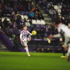 Chuki pone un balón ante el Estrela Amadora.