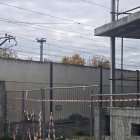 Estado actual del solar junto a las vías en la calle Aurora 36 en el que la constructora proyectó un bloque de viviendas.