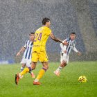 Juric conduce el balón hacia la zona de ataque el balón en medio del diluvio.