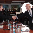 José Antonio Santano y Jesús Julio Carnero se saludan al inicio de la reunión de la Sociedad Valladolid Alta Velocidad