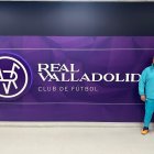 Enrique Alfaro posa con ropa de entrenamiento en las instalaciones del club blanquivioleta.