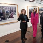 La viceconsejera de Acción Cultural, Mar Sancho, inaugura la exposición de fotografía 'En la plaza', de Ángel Marcos, junto al artista y Koré Escobar.