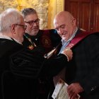 Jesús Julio Carnero recibe el reconocimiento de Tuno de Honor