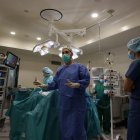 El jefe del Servicio de Urología del Hospital El Bierzo, Óscar Miranda, durante una operación con el robot Da Vinci