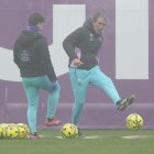 Almada da un pase de interior ante Sisi durante el entrenamiento del lunes.