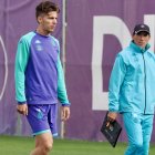Iván Alejo y Guillermo Almada salen de los Anexos tras un entrenamiento.