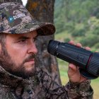 Israel Hernández, director de Jara y Sedal con un visor térmico.