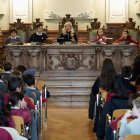 La primera teniente de alcalde y concejala de Educación y Cultura, Irene Carvajal, preside el acto con los escolares por el aniversario de la Constitución.