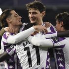 Canós, Juric y Bueno felicitan a Amath por su gol.