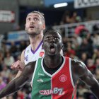 Edu Arqués observa una jugada ante Caja 87 en Pisuerga.