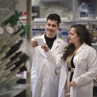 Vicente Fernández, estudiante de doctorado, y Sandra Blanco, científica titular del Centro de Investigación del Cáncer de Salamanca