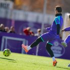 Alani efectúa un disparo ante Canós y Arnu en el entrenamiento del lunes.