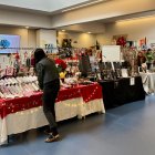 Un puesto del mercado navideño de Simancas