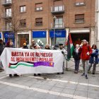 Protestas en la puerta del Juzgado.