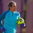 Guillermo Almada, balón en mano durante un entrenamiento.