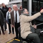 Una persona con movilidad reducida utiliza la segunda validadora de los buses de Auvasa.