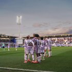 Los jugadores blanquivioleta celebran uno de los cuatro goles marcados al Huesca.