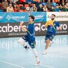 Oliveira, incluido en el 7 ideal de la última jornada, tira a puerta.