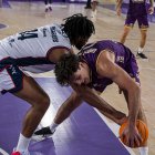 Juangar lucha por el control de un balón ante Lopes Marqués.