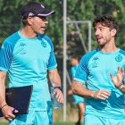 Almada y Sisi charlan durante un entrenamiento.