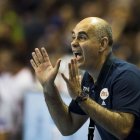 Juan Carlos Pastor dirigiendo al Pick Szeged húngaro.