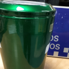 La urnad epositada en la oficina de Objetos Hallados, en el edificio de la Jefatura de la Policía Municipal,