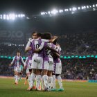 Aficionados blanquivioleta celebran un gol de su equipo.